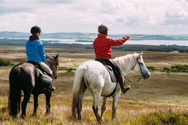 Travers&eacute;e rafra&icirc;chissante &agrave; cheval sur les rives sablonneuses du lac Lough Graney