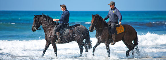Randonnée à cheval au Costa Rica - galop sur une plage de sable noir du Pacifique - Rando Cheval / Absolu Voyages