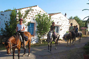 Voyage et aventure à cheval en Sicile - Randonnée équestre en Italie organisée par Randocheval