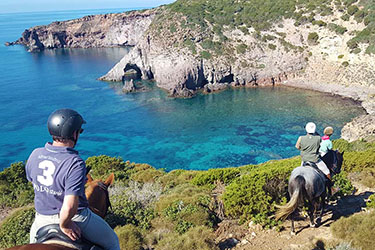 Voyage et aventure à cheval en Sicile - Randonnée équestre en Italie organisée par Randocheval