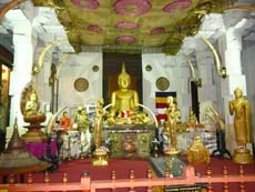 A l'intérieur du Temple de la Dent de Bouddha à Kandy au Sri Lanka