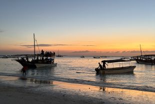 bateaux traditionnels dhow coucher de soleil ocean indien nungwi tanzanie